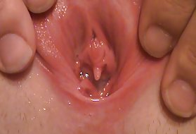Carina ragazza in calze si alternano dildo e membro di un uomo alternativamente spingendolo nel culo poi nella figa, anale duro