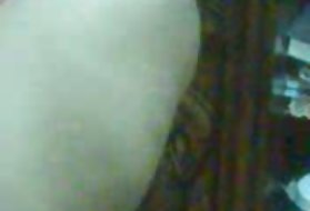 La fica della moglie matura riceve il vibratore della carezza del sesso sotto lo sguardo del marito