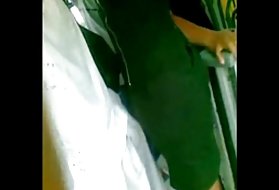 Giovane modella porno ha iniziato a scopare in macchina e ha continuato a scopare in casa