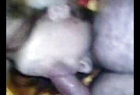 La giovane giapponese ha strappato selvaggiamente la sua fica pelosa e ha fretta di succhiare altri falli