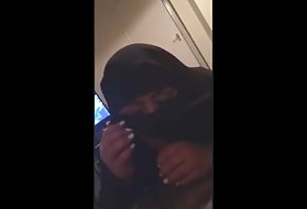 La giovane modella porno ha trascinato la ragazza a letto e si è fottuta appassionatamente la fica