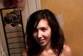 La signorina mostra la sua figa rasata e la scuote attivamente