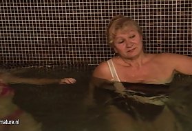 Una giovane troia si toglie il perizoma e si infila avidamente le dita nella sua vagina