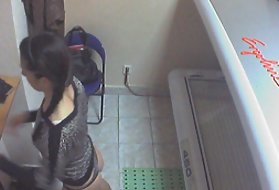Savage Babe gode di una spessa unità hahaly nella vagina