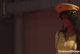 Una ragazza russa sfrontata è saldamente spinata da un tizio muscoloso sul loro lussuoso letto nella camera da letto