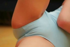 Una ragazza russa che salta la figa su un cazzo in sella svela il culo a un amico in visita che termina con una doppia penetrazione in cucina