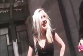 Una lussuosa pornostar matura si distingue con sicurezza per il cancro e salta in cima al cazzo del suo amante