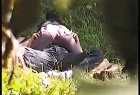 Il figlio cresciuto è rimasto scioccato quando una matrigna nuda ha iniziato a masturbarsi la figa di fronte a lui, ottenendo sempre di più