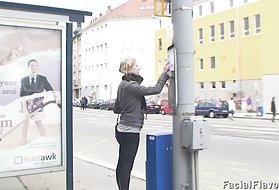 Latina si passò la mano tra le labbra e sorprese un uomo