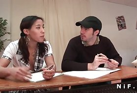 Lesbiche attentamente leccano le fighe l'un l'altro