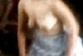 La giovane modella porno dalla pelle scura succhierà il cazzo dell'uomo e ingoia sperma
