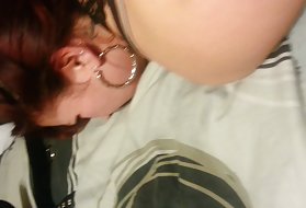Ragazza ubriaca scopa con due signori nella parte posteriore di una discoteca