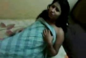 Il tizio spiava la mamma russa grassoccia mentre si masturbava in bagno e non poteva resistere a non entrare e non scoparla nella fica bagnata con il suo grosso cazzo