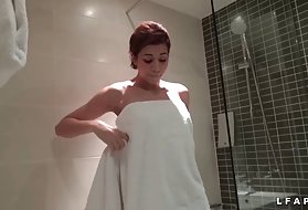 La bella Lara ha perso il suo fidanzato e il suo membro di sperma pieno e pieno di piedi.