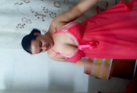 La giovane modella porno si mette la figa sotto la variosa scopata di un'amante matura