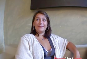 Una bionda calda con le mani legate sculacciate e scopata forte nella giungla