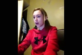 Procace ragazza con gli occhiali si masturba figa profondamente iniziando le dita