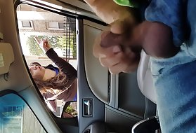 La giovane bionda gode di una scopata tempestosa con il suo fidanzato ed è pronta a bere il suo sperma