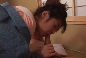 Le guardie hanno versato la ragazza imprigionata
