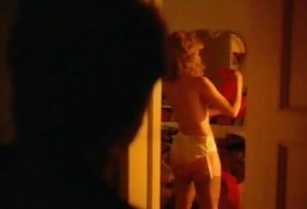 Due giovani modelle porno fanno di loro una compagnia sessuale