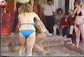 Maturo porno star abbronzata succhia sopra e sopra il fallo del ragazzo vicino alla piscina