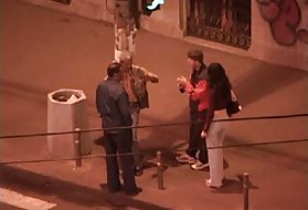 La ragazza succhia bene un cazzo e gli mette il suo tenero culo