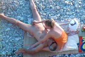 Matrigna tettona con una giovane figlia che attira una bionda giovane e innocente vicina in un trio orgia hot lesbica orgia