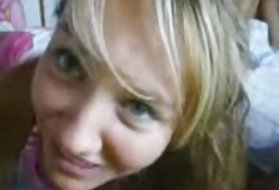 Una giovane mora prende il cazzo dell'agente porno in tutti i suoi buchi bagnati.