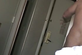 Una donna di colore matura ha portato a casa un giovane pervertito senzatetto con un grosso cazzo per soddisfare la sua lussuria in assenza del marito