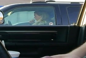 La signora casalinga matura soddisfa il marito sotto una videocamera