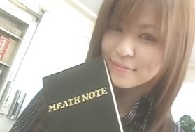 La modella porno con i guanti rossi è una vera troia