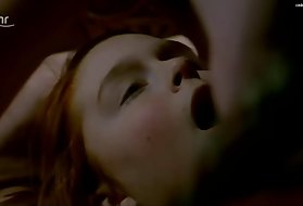 La tata sta lavorando a una modella porno sulla webcam e il proprietario ha chiesto che lei continui a vedere la sua masturbazione sul sito Internet.