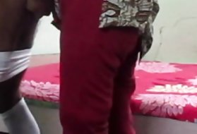 La giovane modella porno ha mostrato la figa di un uomo calvo e lo scopa