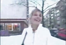 Ragazze rasate prendono un seme sul viso in compilazione di seghe