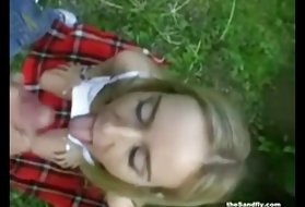 Una bella giovane bellezza da culo seduce il ragazzo per una scopata fica