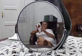 Depresse mamme russe in calze, anche prima che la camera da letto non le raggiungesse, furono sedotte dalla passione e si sistemarono sul divano e si leccarono le fighe l'un l'altro