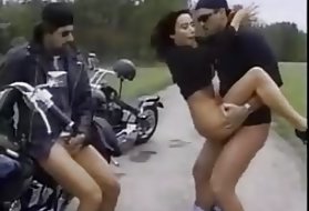 La vecchia fuma con le gambe divaricate e si masturba pigramente dalla sua vagina
