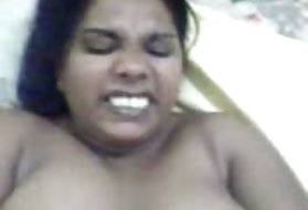 Fragile cagna asiatica non si sente dispiaciuta per il suo culo su un fallo irregolare