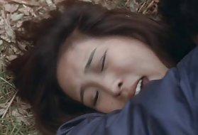 La bella Lala siede nella figa sul viso di un ragazzo che si guarda allo specchio di fronte a una serie di orgasmi violenti