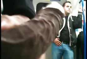 La giovane giapponese si masturba la figa con un piccolo dildo e succhia il cazzo del ragazzo
