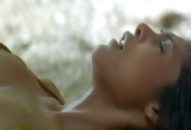 Il ragazzo è incredibilmente duro con due giovani femmine tatuate all'ecstasy
