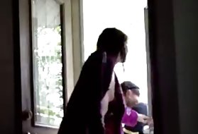 La mamma punisce il figlio e lo fa leccare la figa seduta sul viso e suscitando sostituti culi per il sesso anale