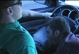 Il ragazzo ha catturato la sua ragazza in un'orgia di lesbiche con la sua matrigna e li ha violentati entrambi come una consolazione
