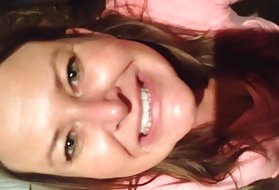Il ragazzo è già stufo di ascoltare mentre la sua ragazza si riempie un riassunto dei suoi appunti, stava solo pensando al suo culo e dopo aver inserito delicatamente il suo pene nel suo buco vergine