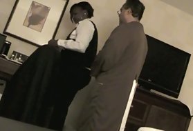 Giovane bionda con una donna di colore leccare appassionatamente lingue di vagina e culo tra loro
