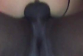 La giovane modella porno succhia un cazzo sconosciuto attraverso un buco nel muro e le dita la figa