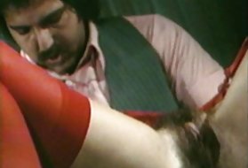 La splendida pornostar Valentina Nappi da un'esperienza di primo sesso con una donna matura a un giovane vicino di casa