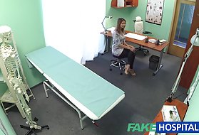 Il cazzo dell'uomo versava l'urina in una casalinga matura e gli dava piacere con lo sperma in bocca