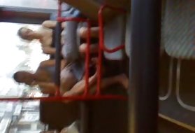 Un tutor femminile usa la sua strada per calmare gli ormoni infuriati di uno studente distratto, uno strapon lesbico è duro