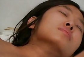 La bellissima giovane modella porno ha fatto una generosa proposta sessuale a un ragazzo e lo scopa
